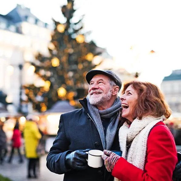 Paar mit Glühwein auf dem Weihnachtsmarkt