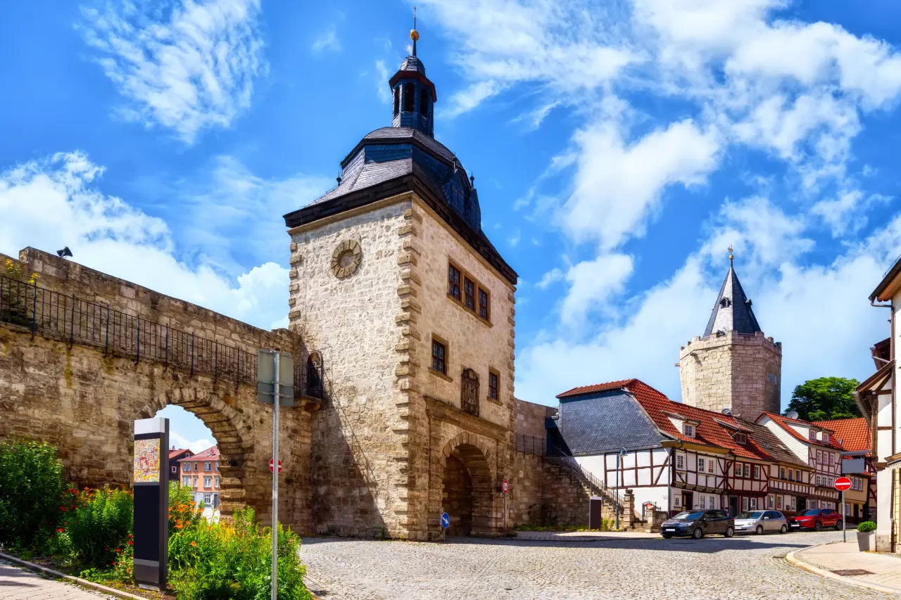 Stadtmauer mit mittelalterlichem Turm und Fachwerkhäusern in Mühlhausen