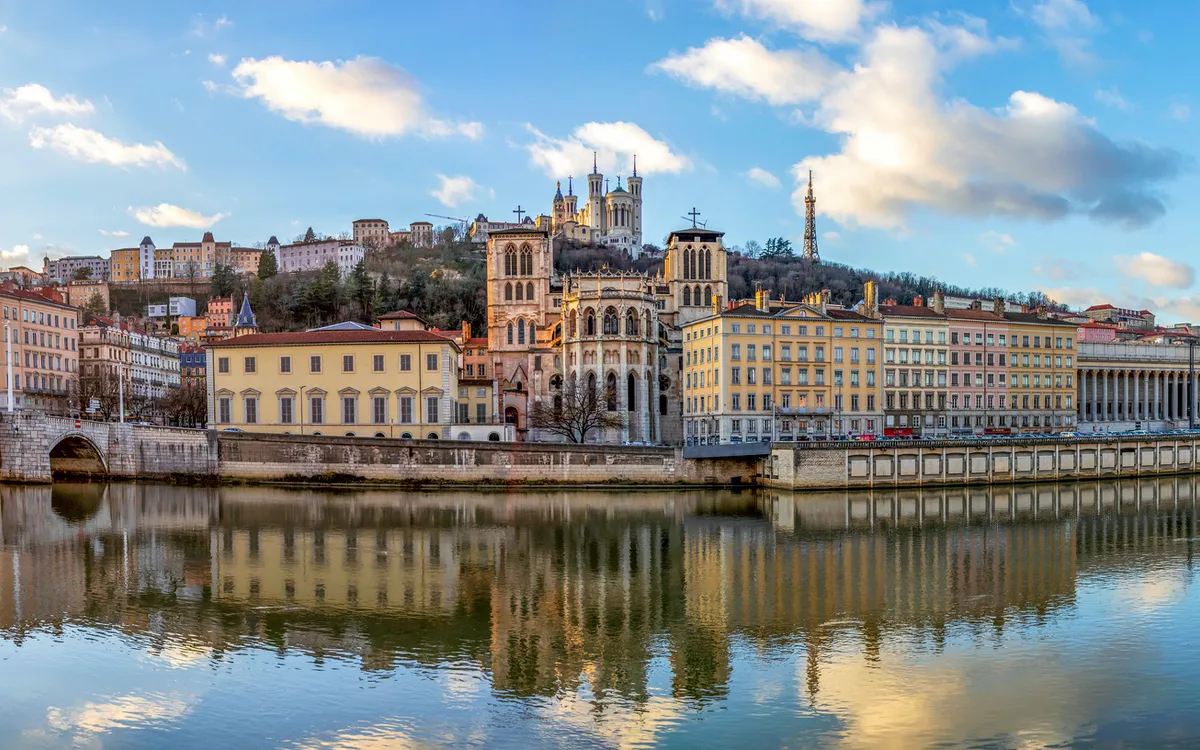 Panorama von Lyon mit der Basilika Notre-Dame de Fourvière und der Saône.