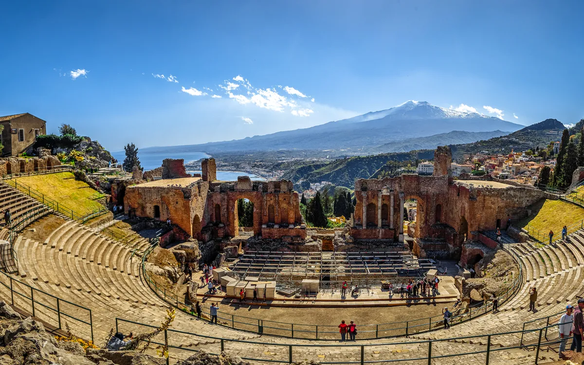 Antikes Amphitheater von Taormina in Sizilien mit Blick auf den Ätna und das ionische Meer.