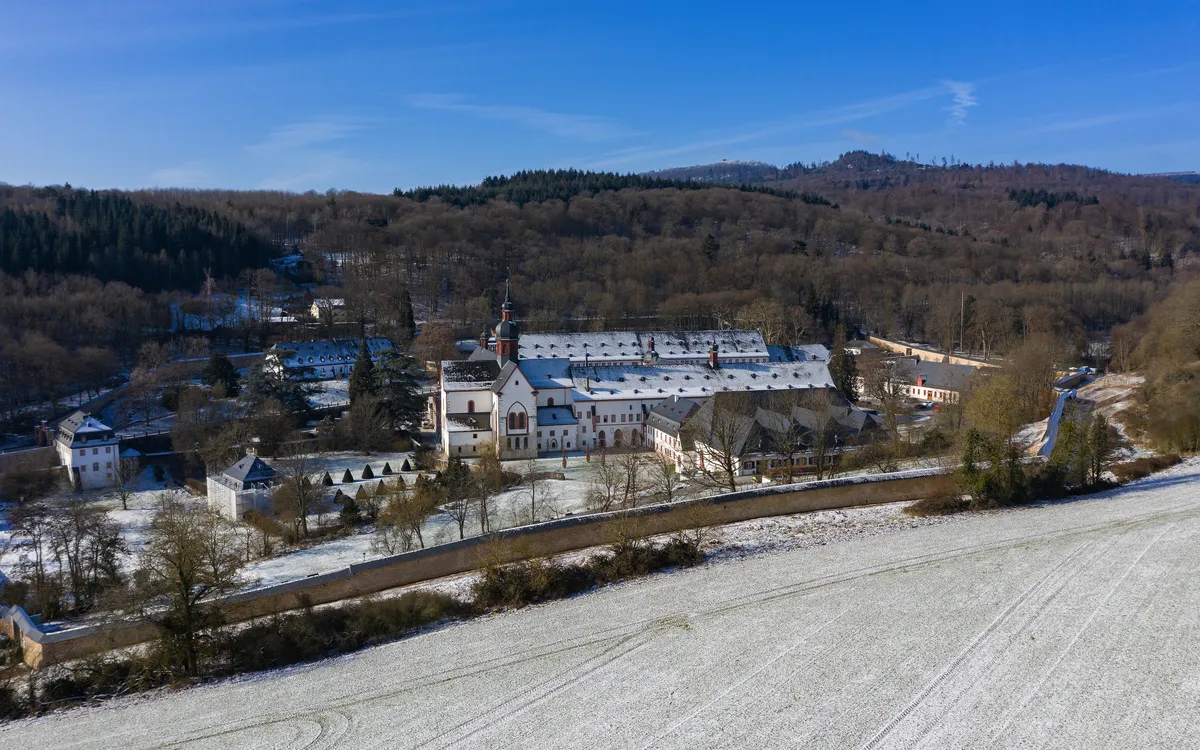 Klosteranlage in winterlicher Landschaft aus der Vogelperspektive.