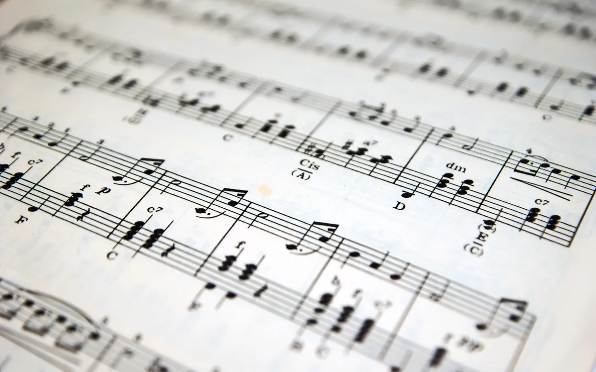 Notenblatt mit Musiknoten auf weißen Hintergrund.