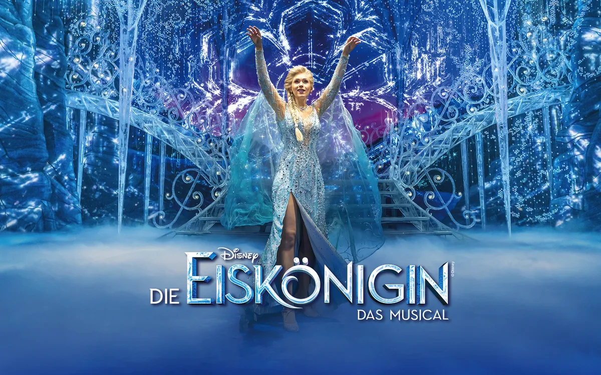 Frau in eisblauem Kleid auf Bühne vor glitzernder Kulisse im Musical "Die Eiskönigin".
