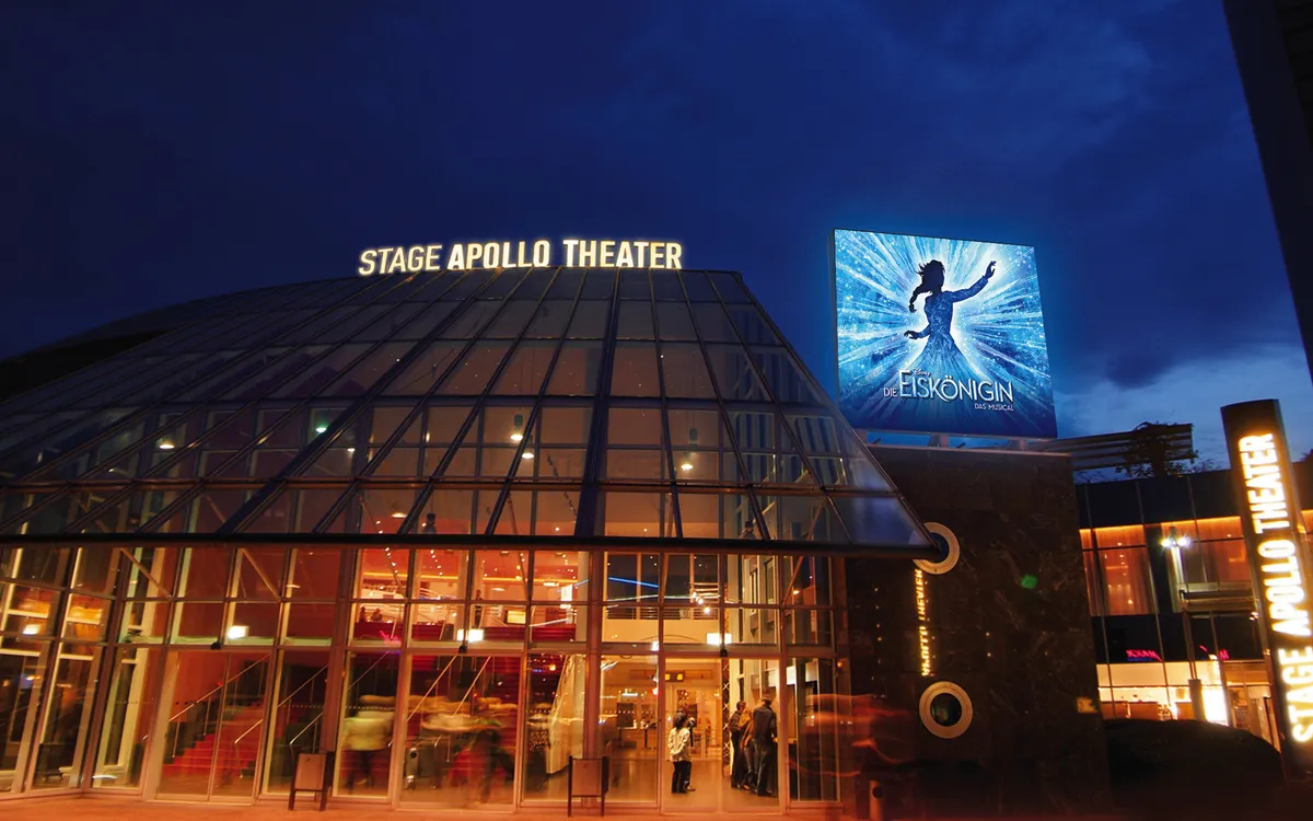 Außenansicht des Stage Apollo Theaters bei Nacht mit beleuchtetem Eingang.