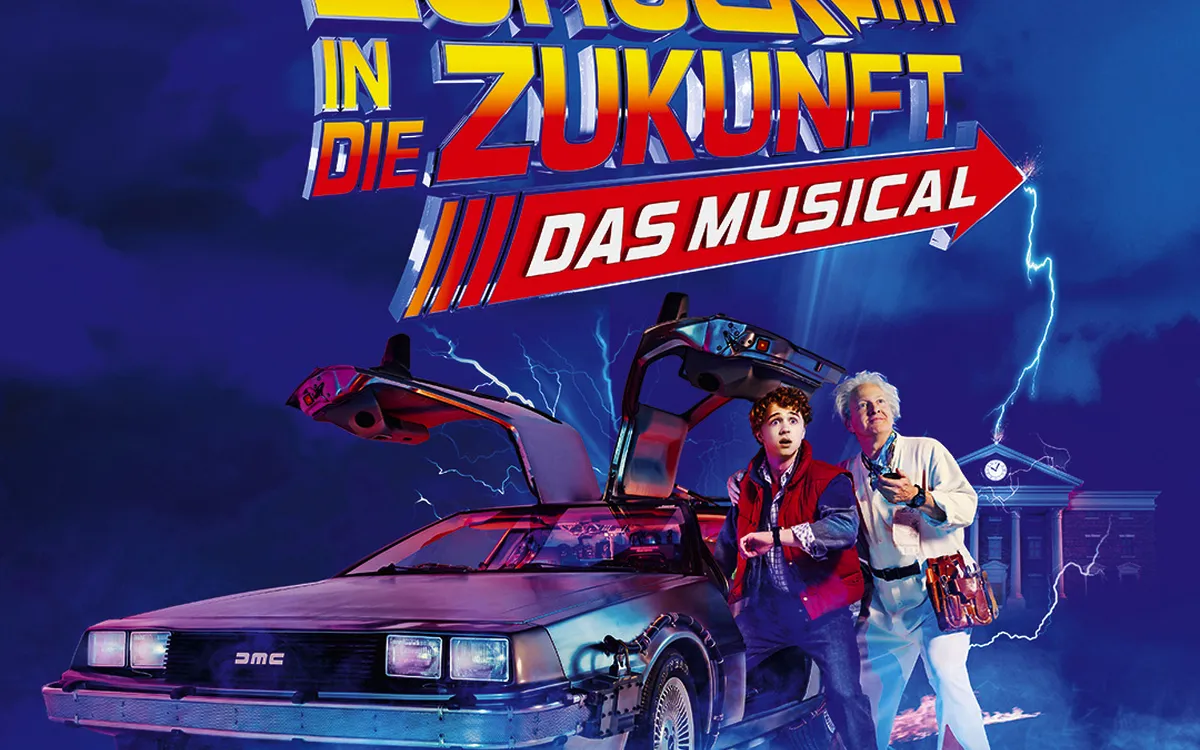 Zwei Personen stehen neben einem Delorean mit offenen Flügeltüren vor einem blauen Hintergrund.