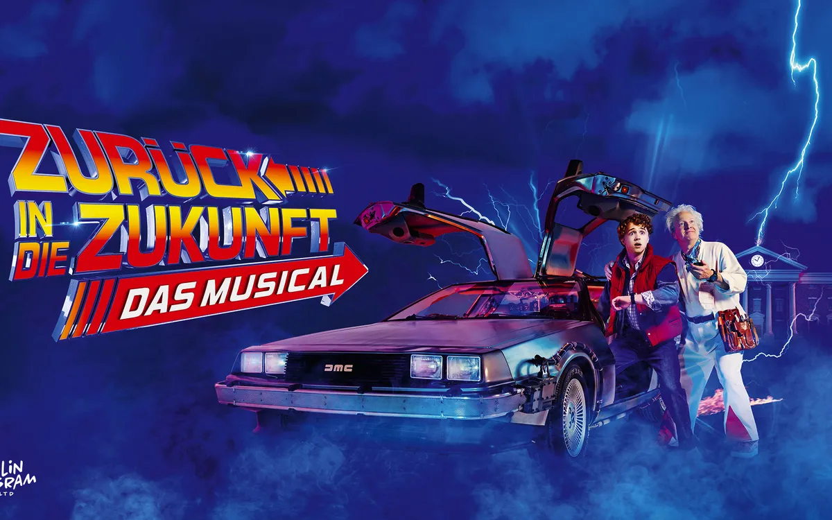 Personen neben einem Auto mit Flügeltüren, Titel: Zurück in die Zukunft Das Musical