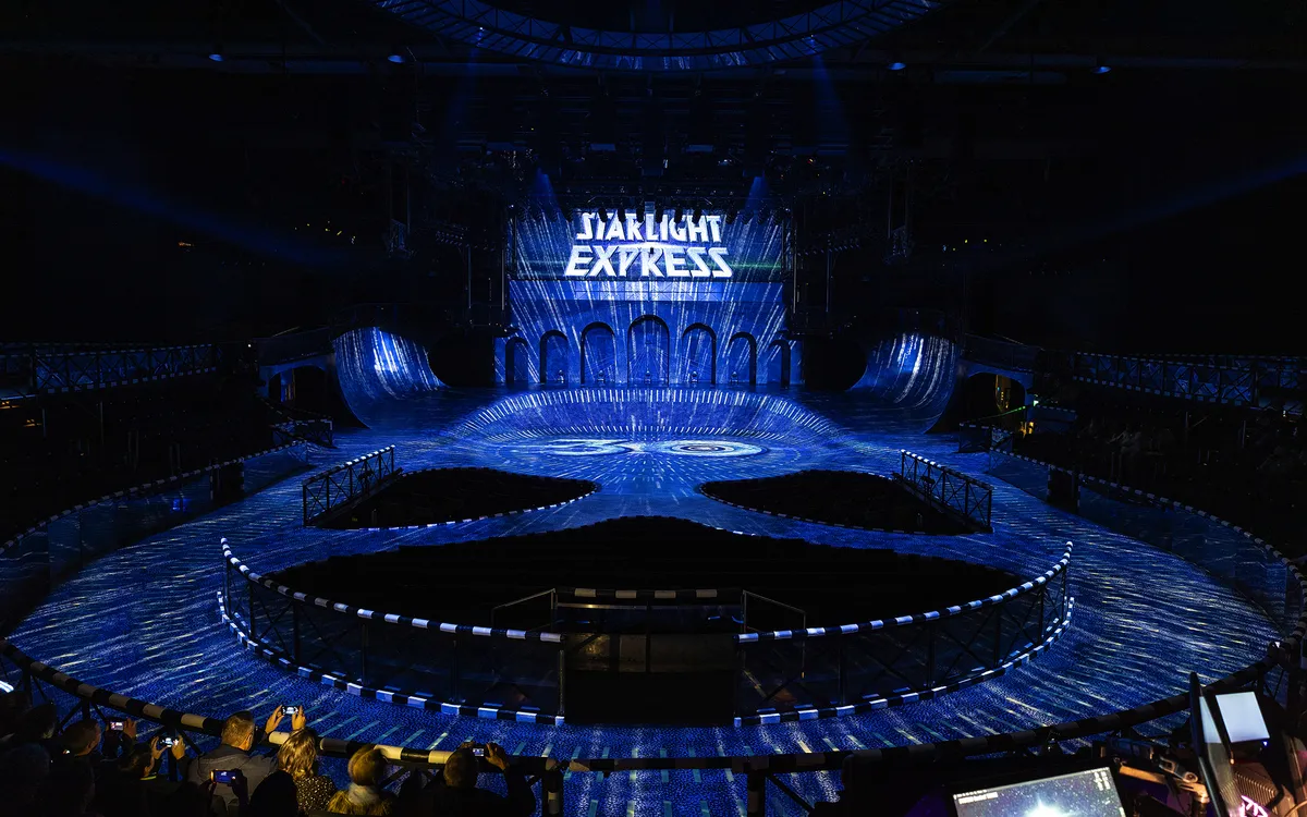 Bühnenbild des Musicals Starlight Express in Bochum mit futuristischer Lichtgestaltung, 2019.