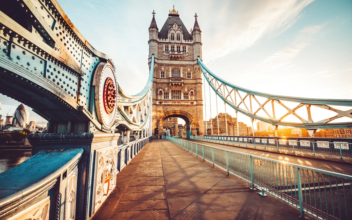 Tower Bridge bei Sonnenaufgang, ohne Personen auf der Brücke.