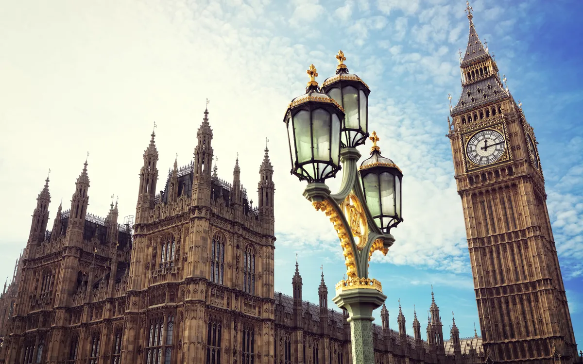 Big Ben und die Houses of Parliament in London mit einer verzierten Straßenlaterne im Vordergrund.