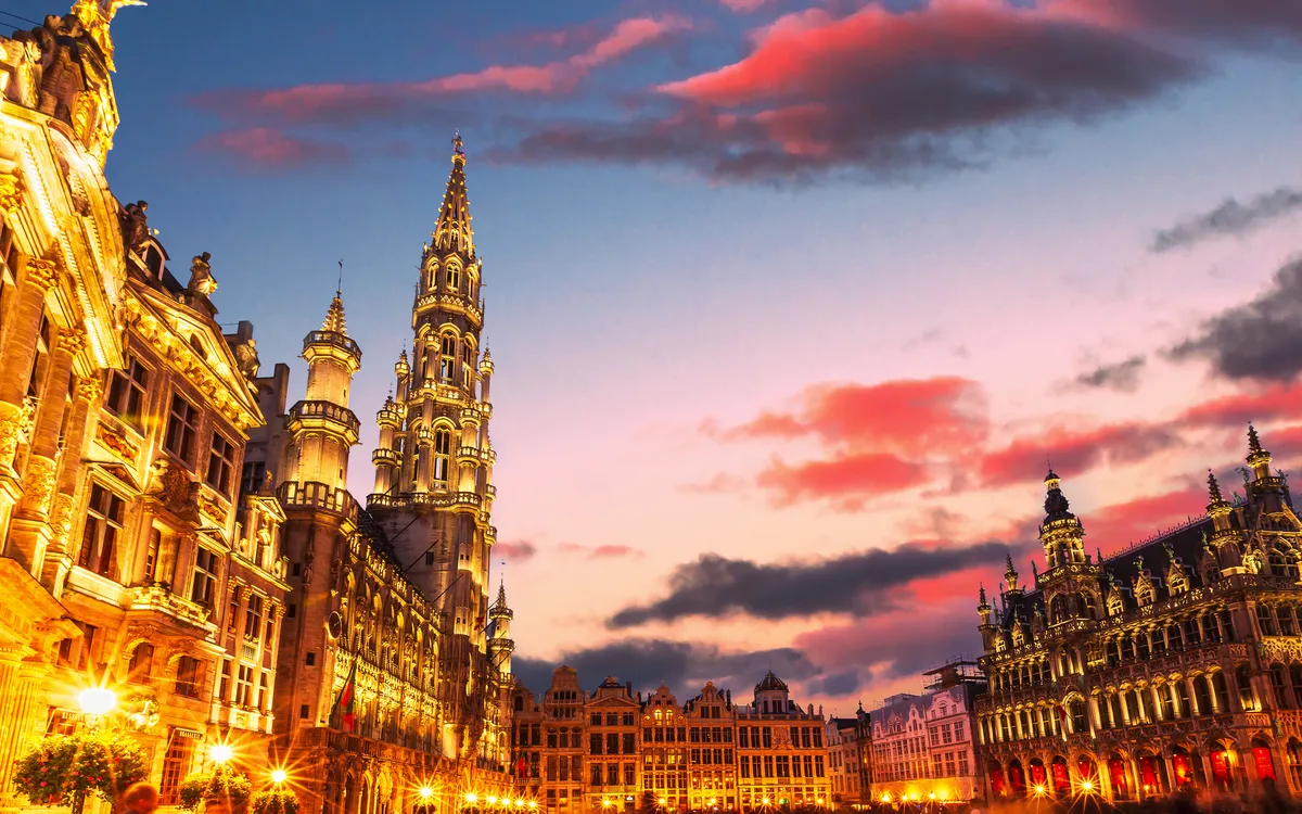 Historische Gebäude am Grand Place bei Sonnenuntergang in Brüssel.