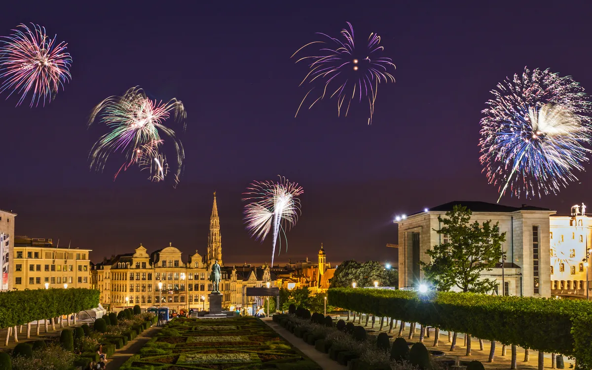 Feuerwerk über der Brüsseler Skyline zur Silvesternacht.