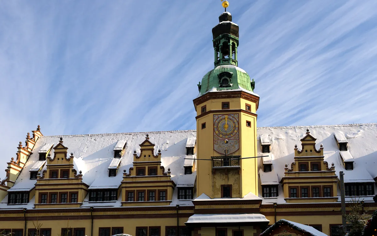 Historisches Gebäude mit Turm und Schneebedeckung im Winter.