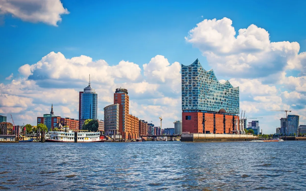 Hamburger Hafencity mit Elbphilharmonie und Wasseransicht bei sonnigem Wetter.