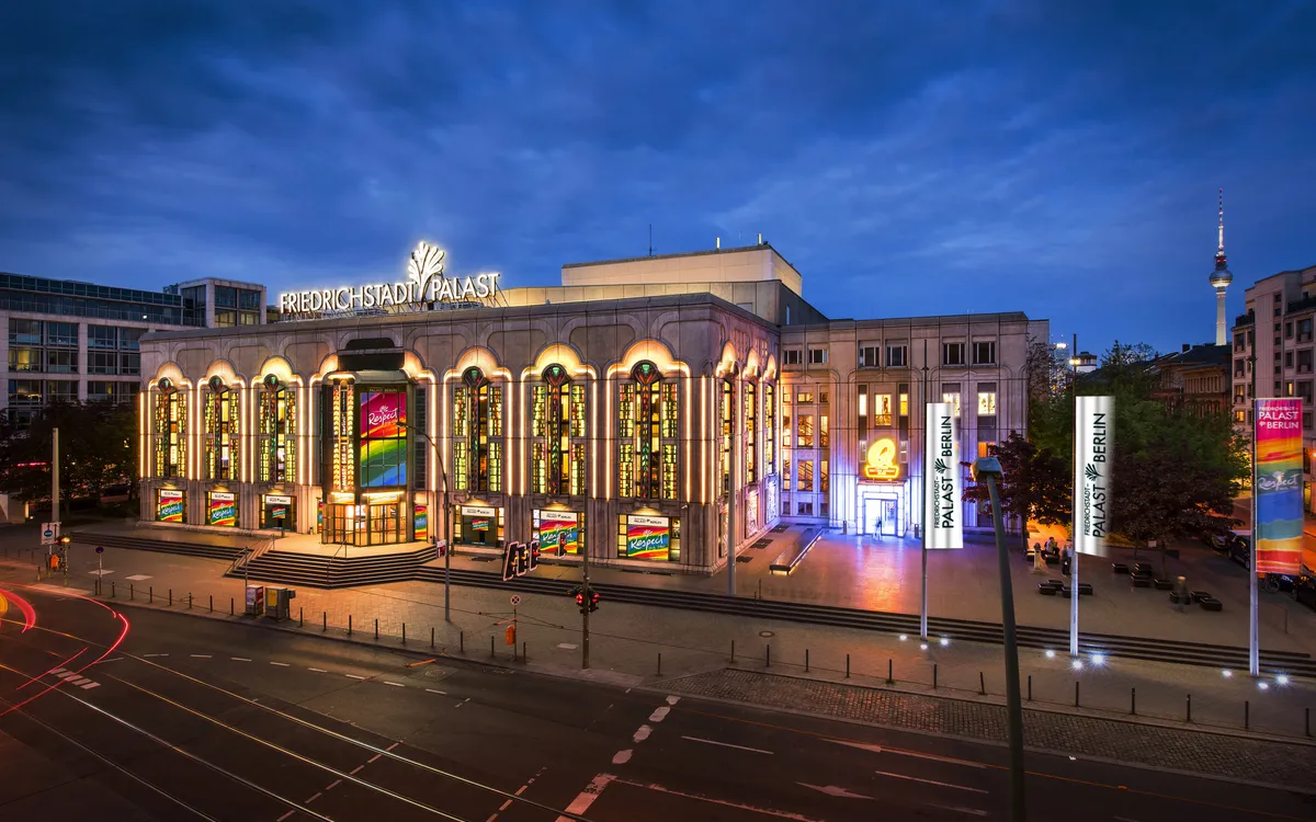 Außenansicht des Friedrichstadt-Palasts bei Abenddämmerung in Berlin.