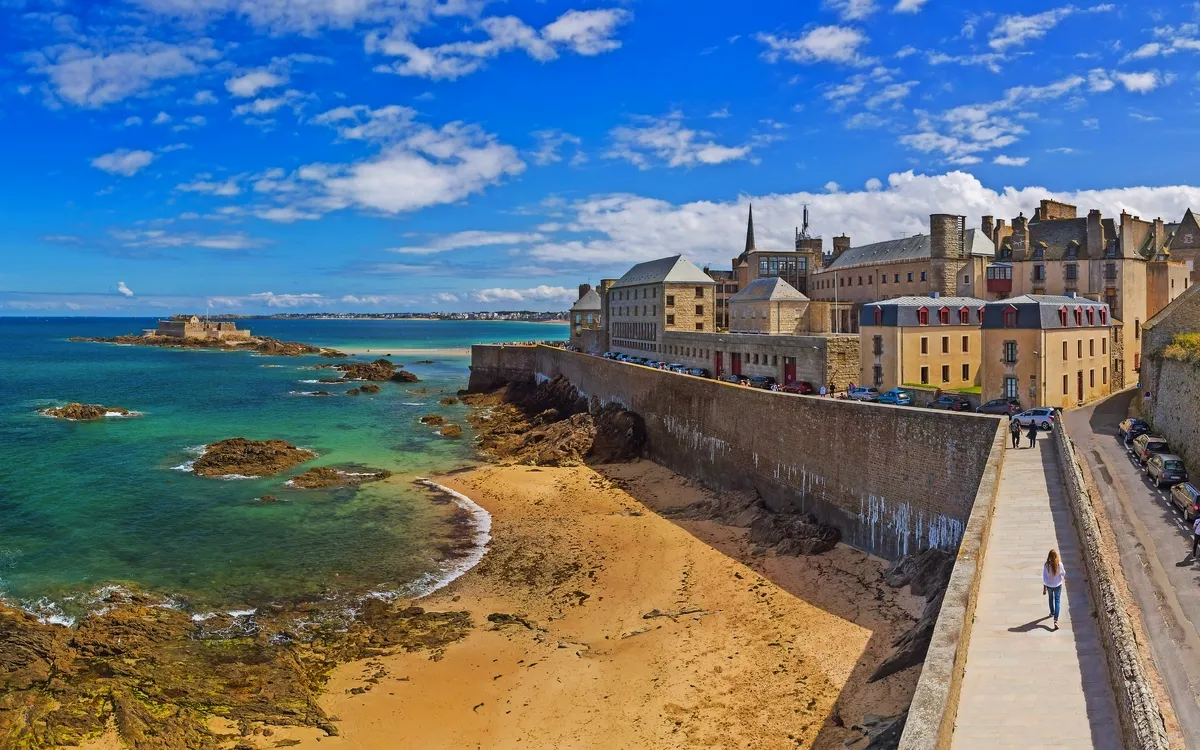 Historische Festung an der Küste mit Sandstrand und blauem Himmel.