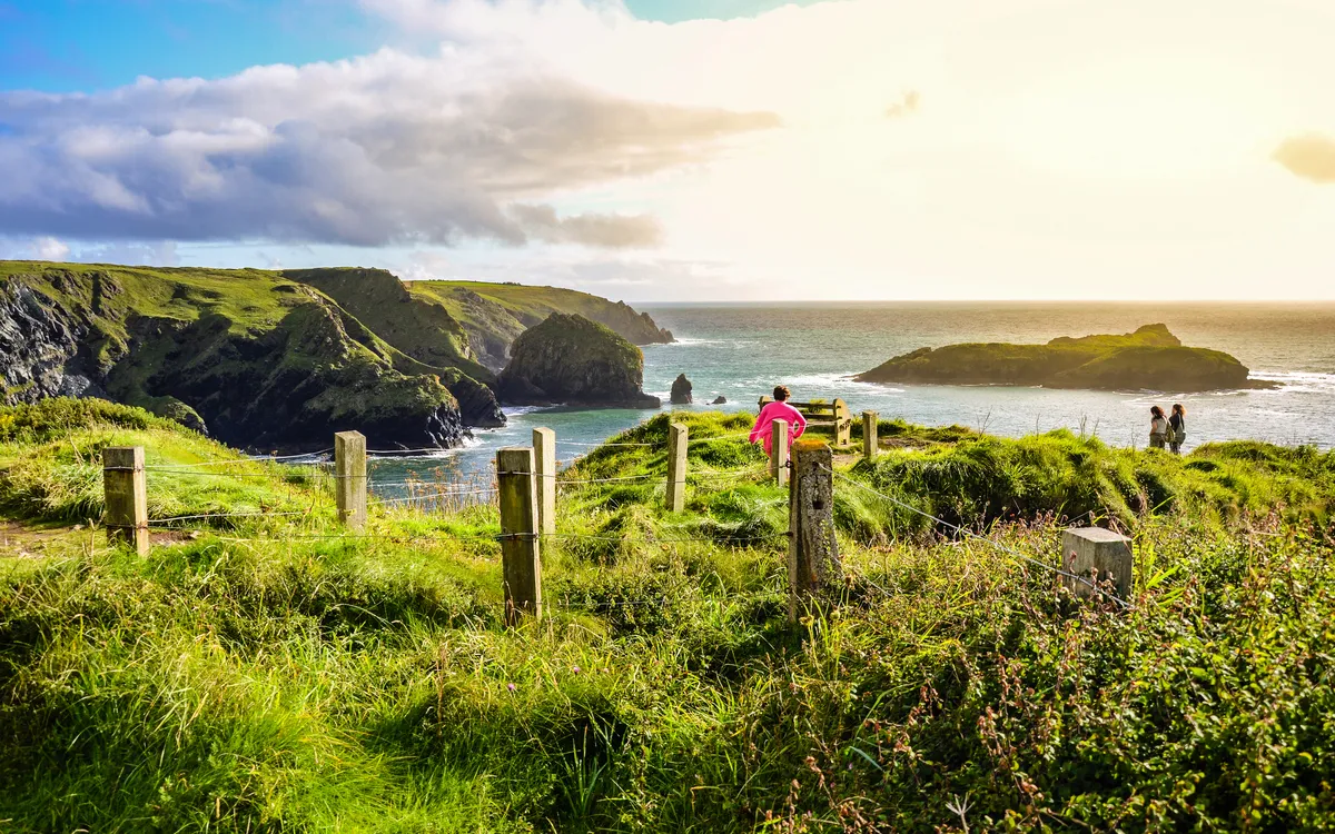 Küste von Cornwall in England mit felsigen Klippen und Blick auf den Atlantik.
