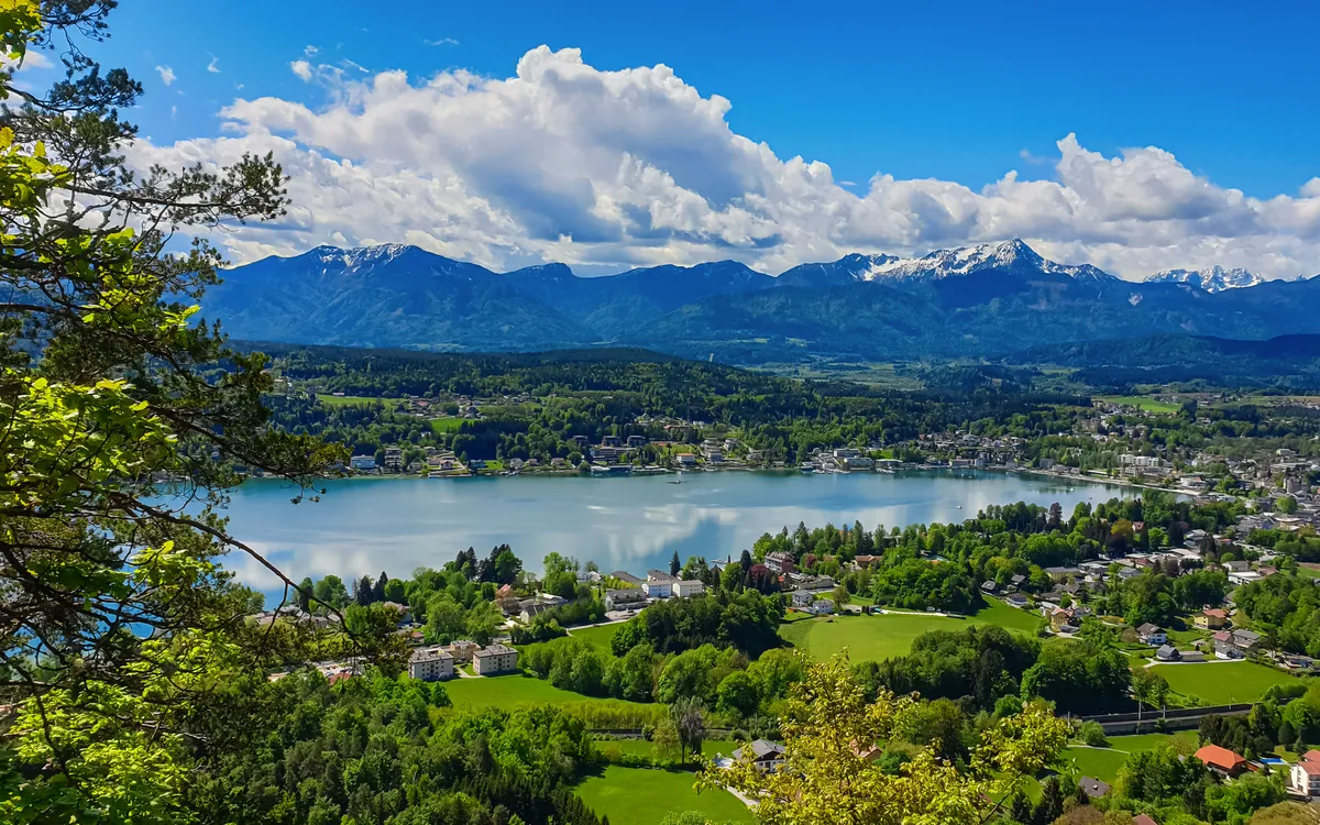 Panoramablick auf einen See mit Bergen im Hintergrund bei klarem Himmel.