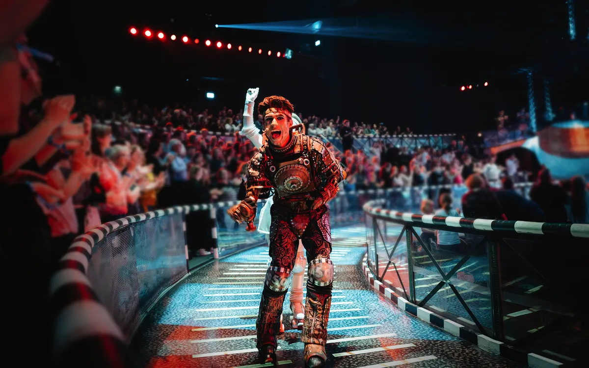 Darsteller in Kostüm von Rusty bei Starlight Express auf der Bühne, Publikum im Hintergrund