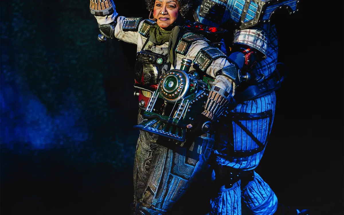 Zwei Darsteller in futuristischen Kostümen auf der Bühne bei Starlight Express.