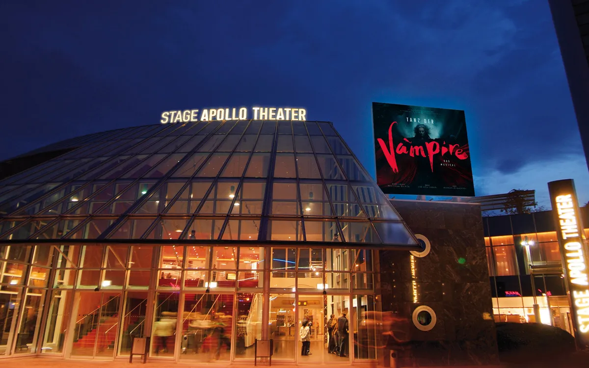 Eingangsbereich des Stage Apollo Theaters bei Nacht mit Werbeplakat für Tanz der Vampire.