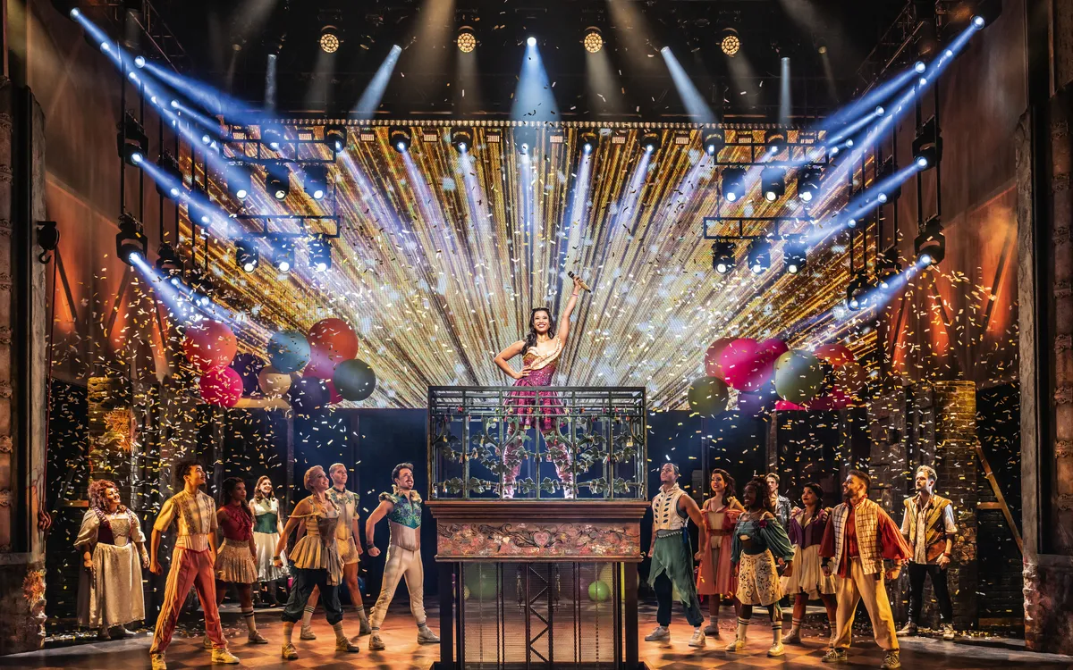Bühnenszene aus Musical mit Tänzern und Lichteffekten.