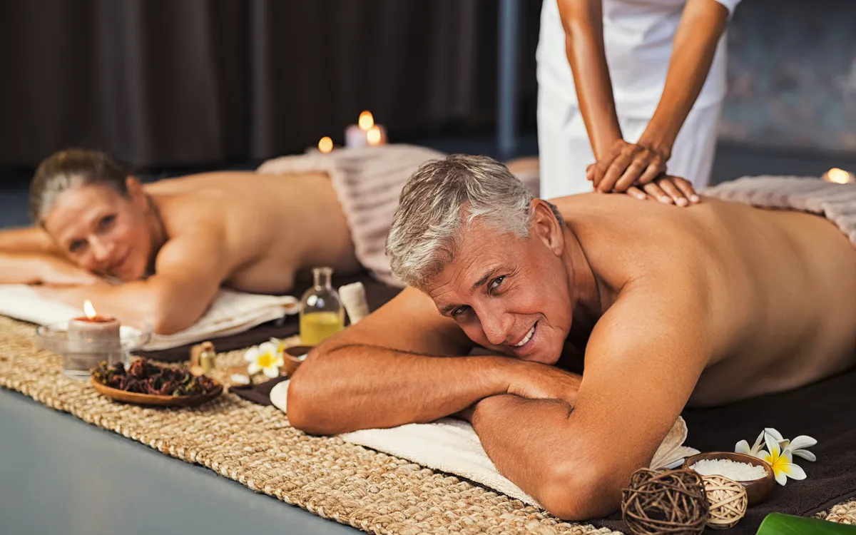 Älteres Paar genießt eine entspannende Massage in einem luxuriösen Wellnessresort.