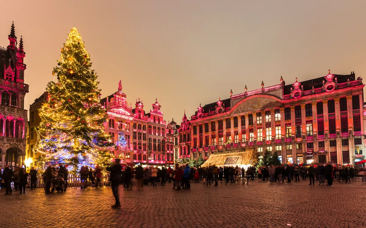 Weihnachtsbaum auf einem geschmückten Platz mit historischen Gebäuden