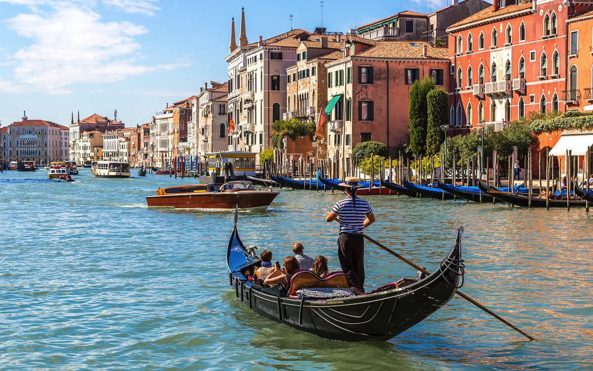 Gondel auf Kanal in Venedig mit historischen Gebäuden im Hintergrund.