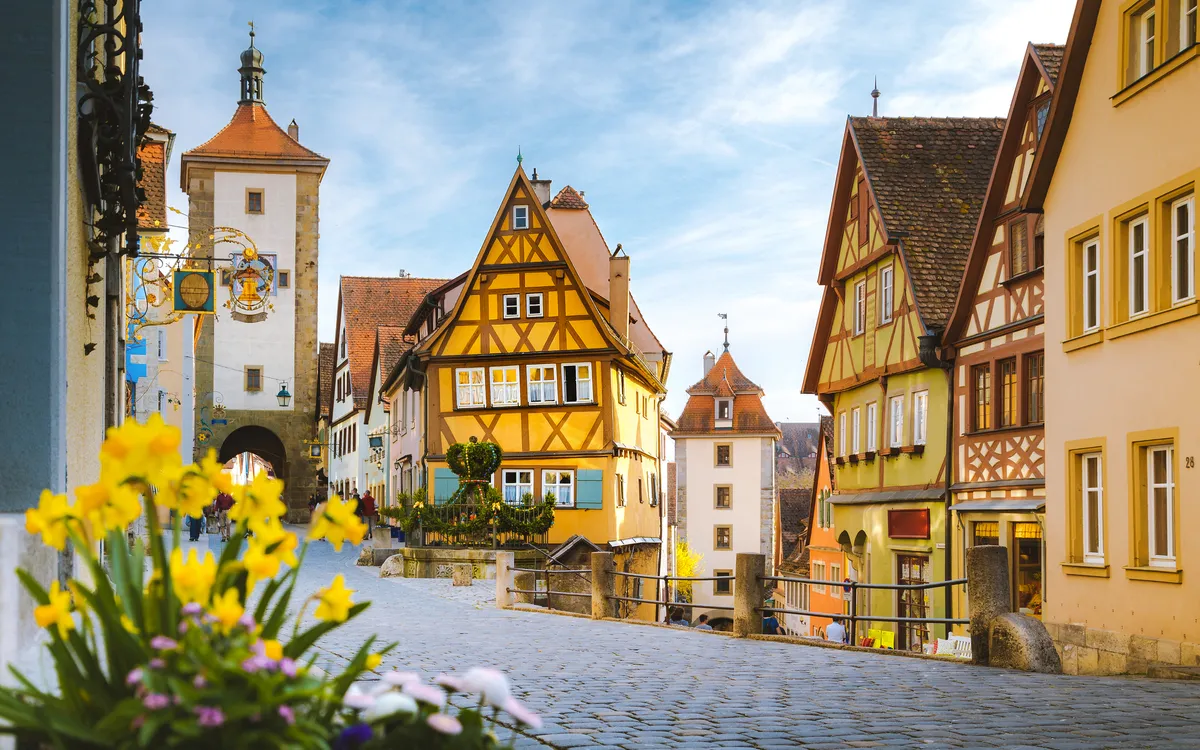 Mittelalterliche Fachwerkhäuser in einer gepflasterten Altstadtstraße bei Tageslicht