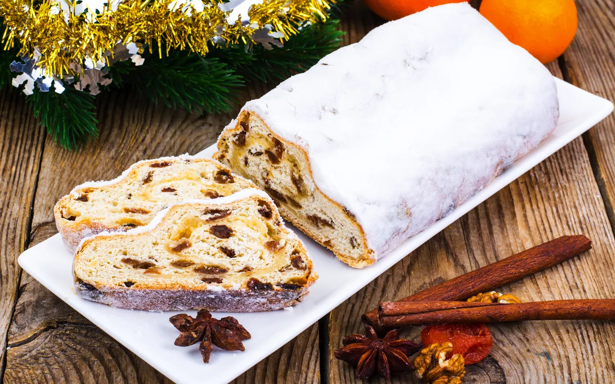 Weihnachtsstollen mit Trockenfrüchten auf einem weißen Teller