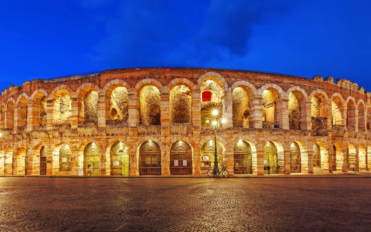 Die beleuchtete Arena von Verona bei Nacht.