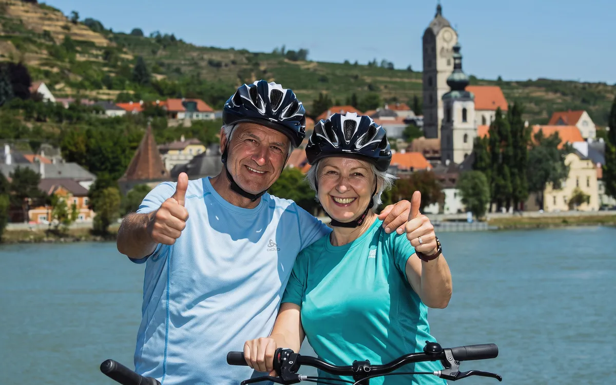 Paar am Donauradweg