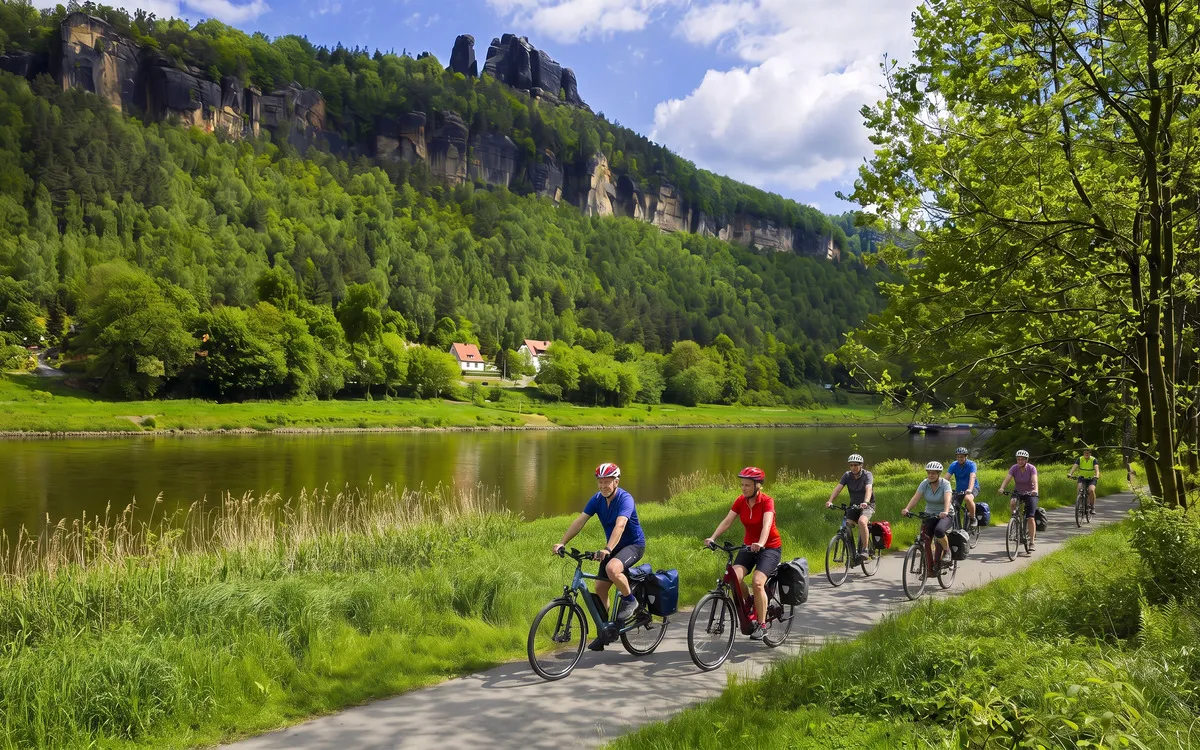 Radfahrer am Fluss